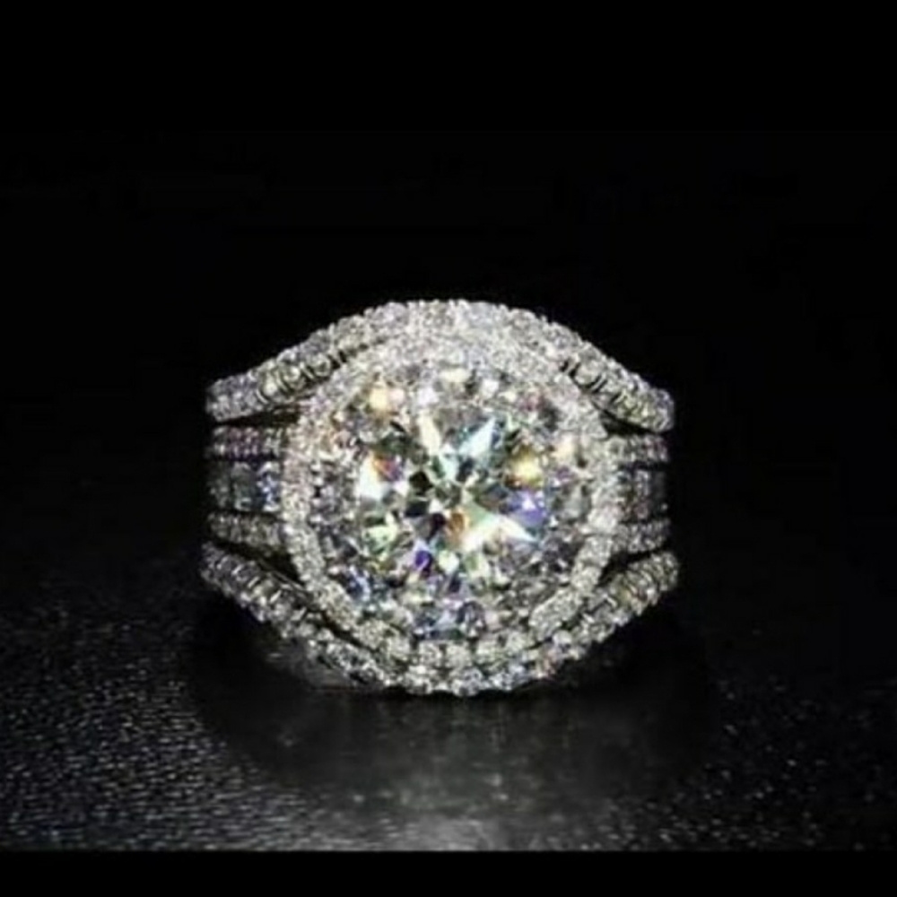 Lajerrio Round cut 6.1ct Halo ring
